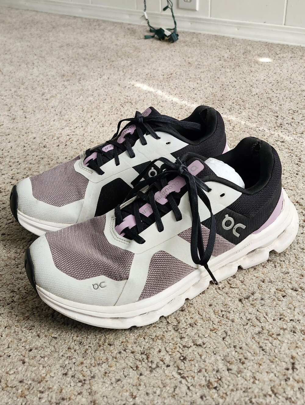 Women's On Running Cloudrunner 2023 Heron/Black Athletic Shoes Size 8.5